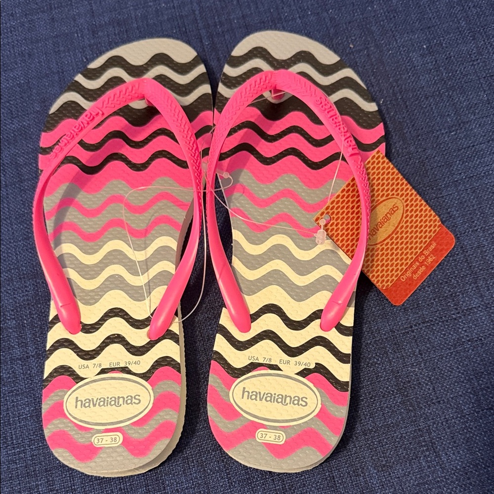 Havaianas Pink Strappy Flip Flops with Multicolor Wavy Footbed